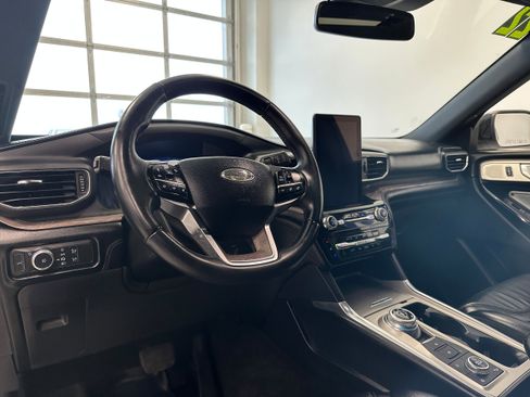 Used 2022 Ford Explorer Platinum w/ Equipment Group 601A image 10