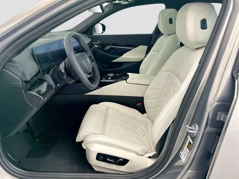 Certified 2025 BMW 530i w/ Premium Package RWD image 18