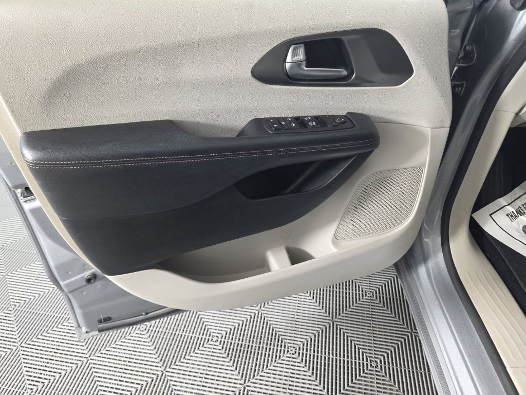 Used 2020 Chrysler Pacifica Touring w/ Cold Weather Group FWD image 11