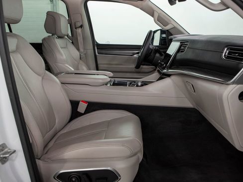 Used 2024 Jeep Wagoneer L Series II image 24