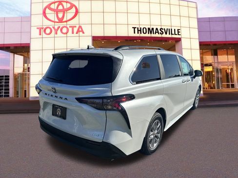 New 2025 Toyota Sienna XLE image 5