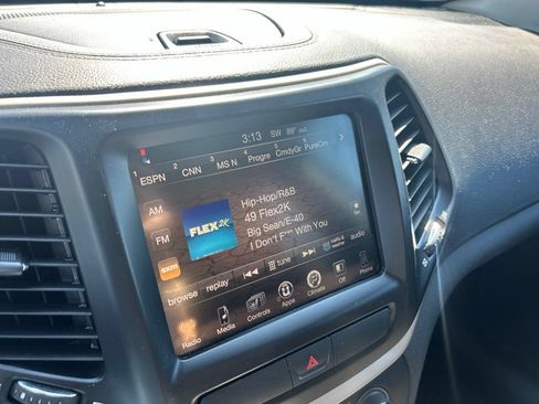 Used 2016 Jeep Cherokee Latitude w/ Cold Weather Group AWD/4WD image 10
