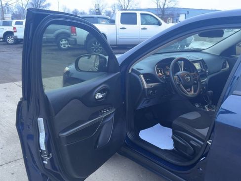 Used 2016 Jeep Cherokee Sport image 16