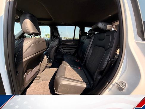 Used 2025 Jeep Grand Cherokee Altitude AWD/4WD image 10