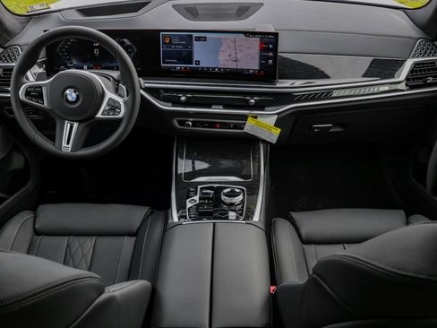 Used 2025 BMW X7 M60i image 9