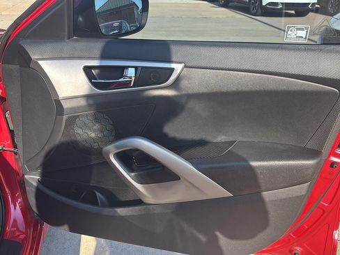 Used 2017 Hyundai Veloster FWD image 9