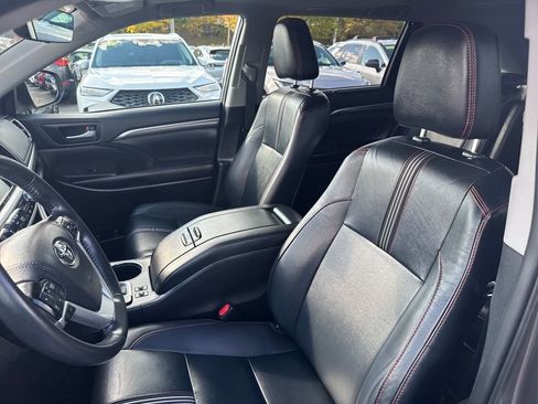 Used 2019 Toyota Highlander SE image 17