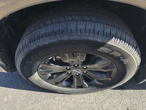 Used 2024 Nissan Titan SV w/ SV Convenience Package image 12