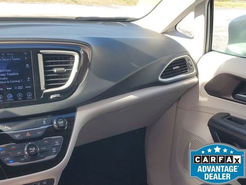 Used 2017 Chrysler Pacifica Touring-L w/ Tire & Wheel Group image 27