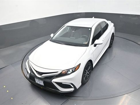 Used 2022 Toyota Camry SE image 19