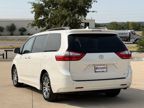 Used 2019 Toyota Sienna XLE w/ XLE Navigation Package FWD image 4