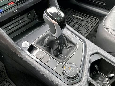 Certified 2024 Volkswagen Tiguan SE w/ Panoramic Sunroof Package image 28