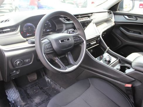 Used 2023 Jeep Grand Cherokee L Laredo AWD/4WD image 3