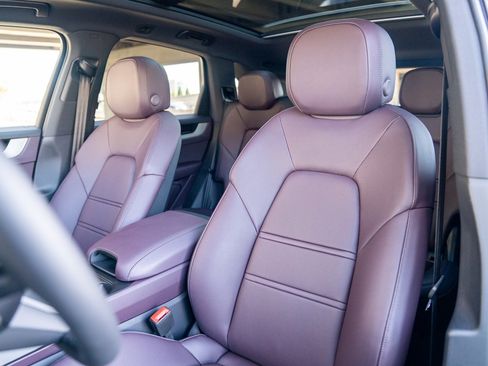 Certified 2025 Porsche Cayenne AWD/4WD image 5
