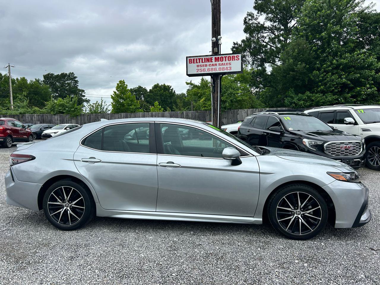 Used 2023 Toyota Camry SE FWD image 3