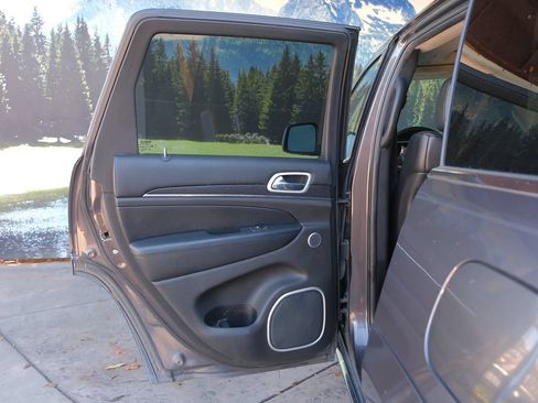 Used 2018 Jeep Grand Cherokee Summit w/ Skid Plate Group AWD/4WD image 39