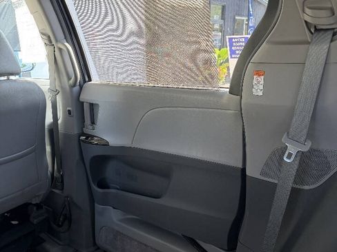 Used 2016 Toyota Sienna XLE FWD image 35