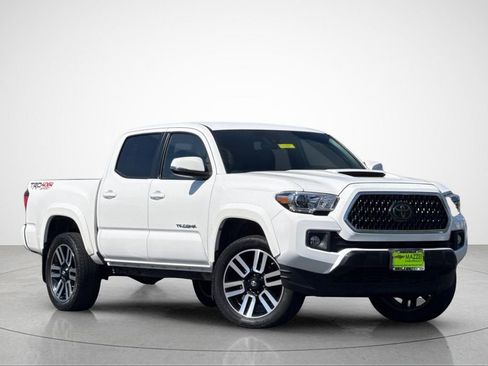 Used 2018 Toyota Tacoma TRD Sport image 2