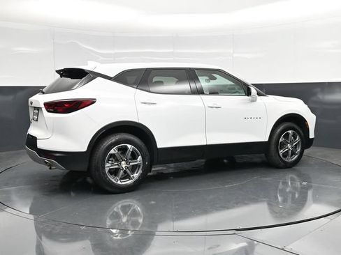 Used 2025 Chevrolet Blazer LT FWD image 2