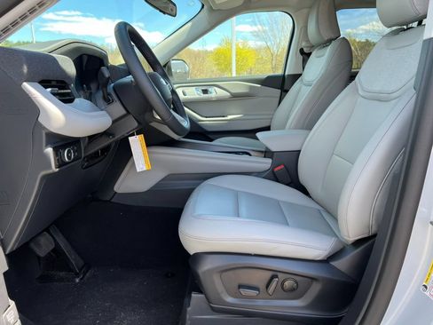 Used 2026 Ford Explorer Active w/ Active Comfort Package AWD/4WD image 3