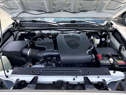 Used 2020 Toyota Tacoma SR5 RWD image 11