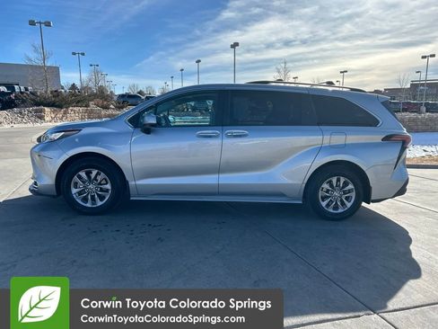 Used 2022 Toyota Sienna XLE image 4