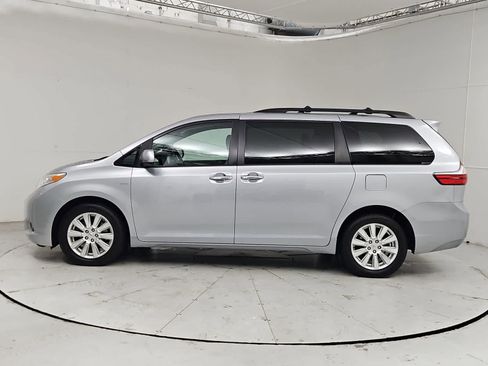 Used 2017 Toyota Sienna XLE AWD/4WD image 3