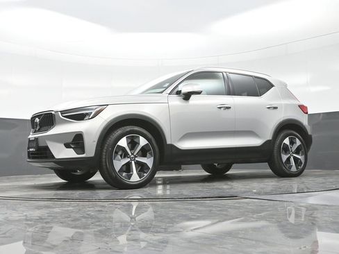 Used 2025 Volvo XC40 B5 Plus image 18