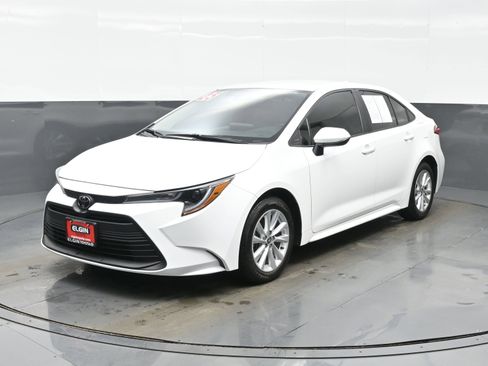 Used 2025 Toyota Corolla LE w/ LE Premium Package image 2