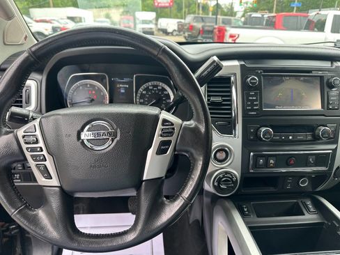 Used 2018 Nissan Titan SL AWD/4WD image 13