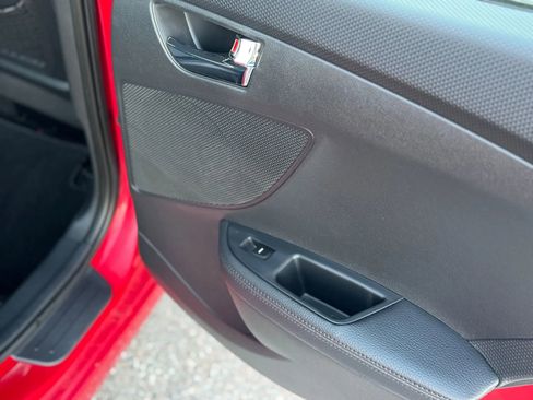 Used 2016 Hyundai Veloster Coupe 3D image 31