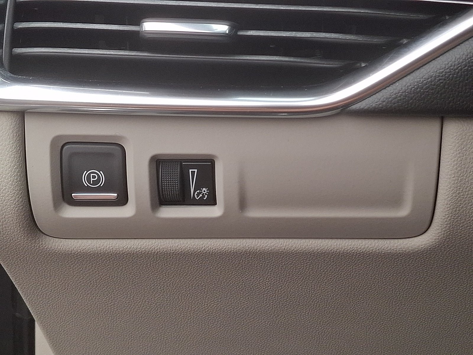 Used 2019 Cadillac XT4 Luxury AWD/4WD image 25