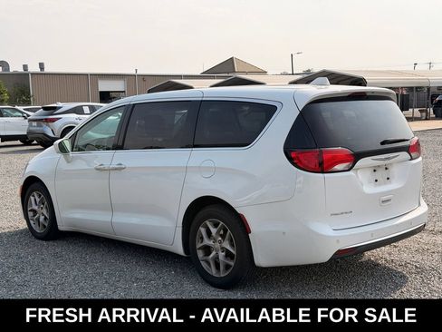 Used 2019 Chrysler Pacifica Touring Plus w/ Advanced Safetytec Group FWD image 8
