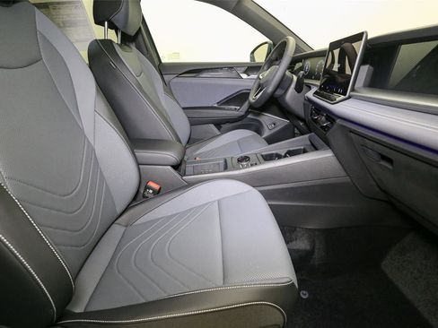 New 2026 Volkswagen Tiguan SE R-Line image 14