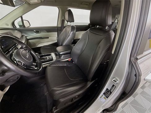 Used 2022 Kia Carnival LX image 5