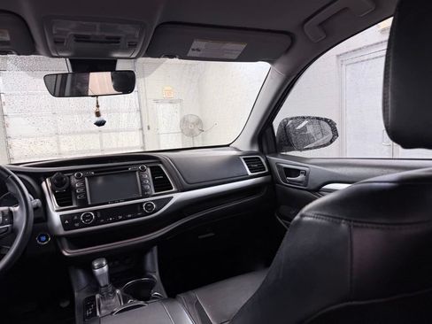 Used 2018 Toyota Highlander XLE FWD image 27