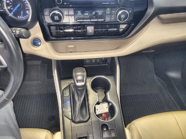 Used 2021 Toyota Highlander XLE AWD/4WD image 19