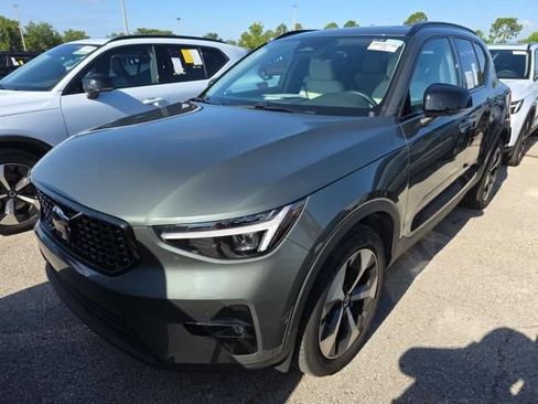 Used 2026 Volvo XC40 B5 Plus AWD/4WD image 2