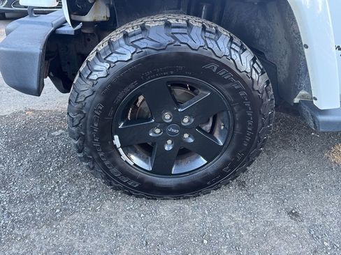 Used 2012 Jeep Wrangler Unlimited Sahara image 27