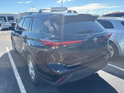 Used 2022 Toyota Highlander LE AWD/4WD image 4
