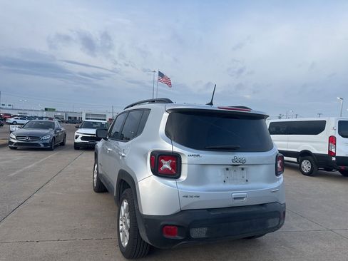 Used 2019 Jeep Renegade Latitude image 18