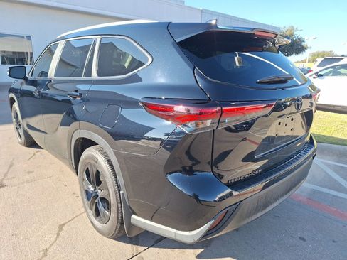 Used 2024 Toyota Highlander LE image 4