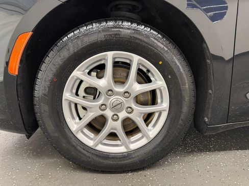 Used 2023 Chrysler Pacifica Touring-L FWD image 18