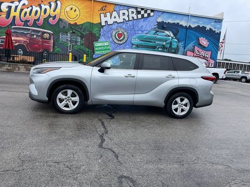 Used 2023 Toyota Highlander LE FWD image 2