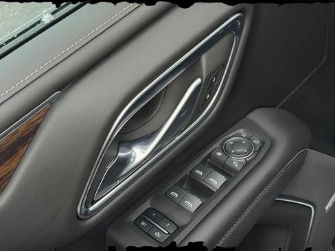 Used 2023 Chevrolet Suburban Premier image 17