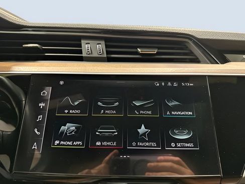 Used 2022 Audi e-tron Premium AWD/4WD image 21