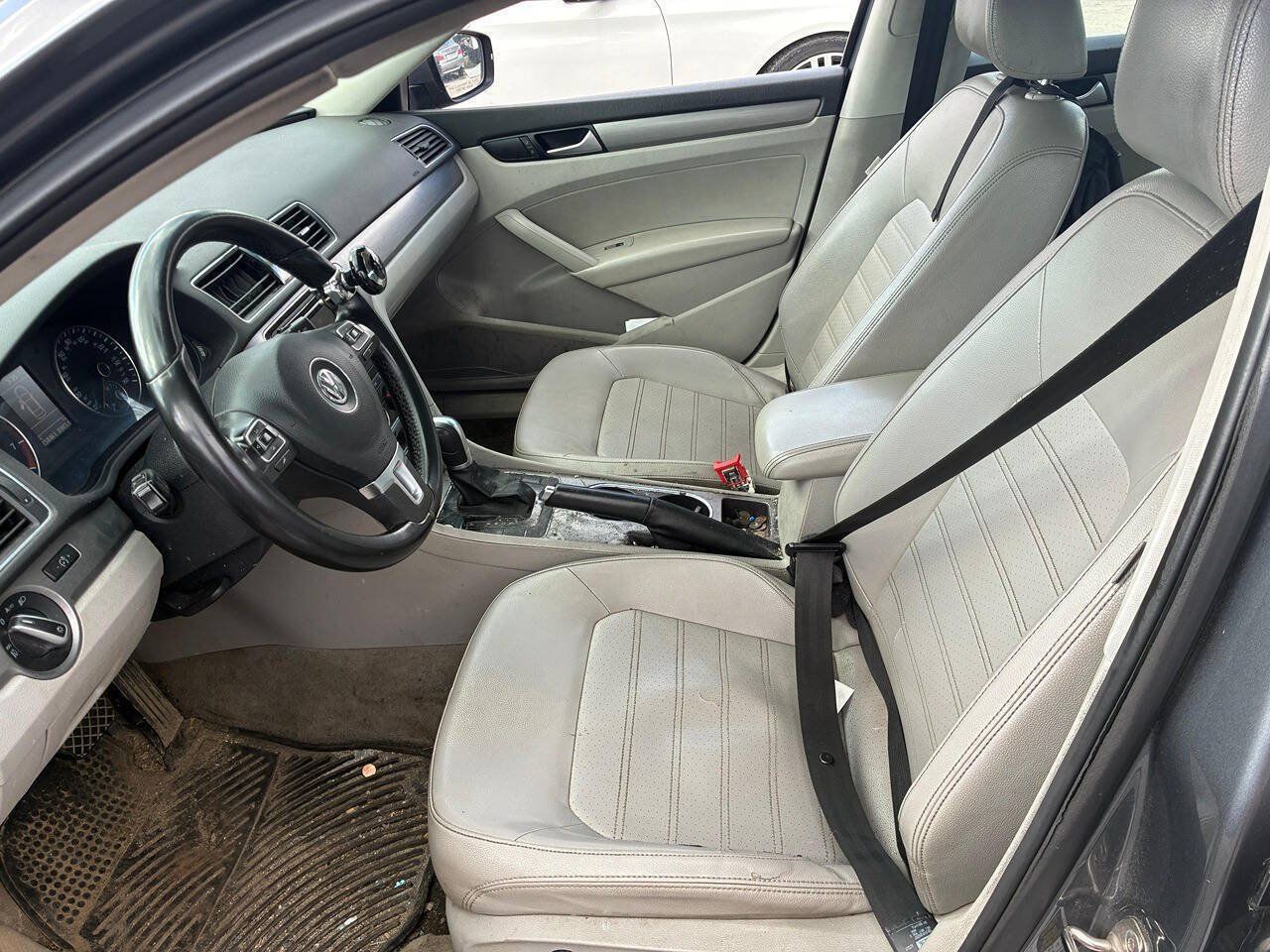 Used 2015 Volkswagen Passat 1.8T SE FWD image 9