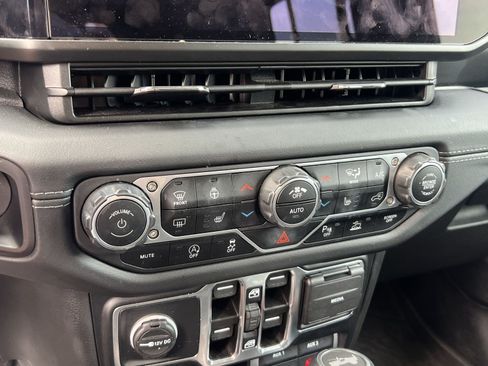Used 2024 Jeep Wrangler Unlimited Sahara w/ Technology Group AWD/4WD image 18