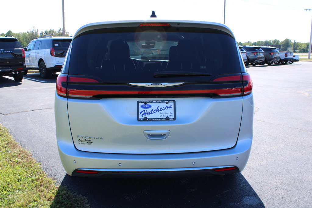 Used 2024 Chrysler Pacifica Touring-L FWD image 8