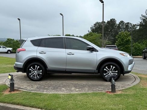 Used 2018 Toyota RAV4 LE FWD image 8